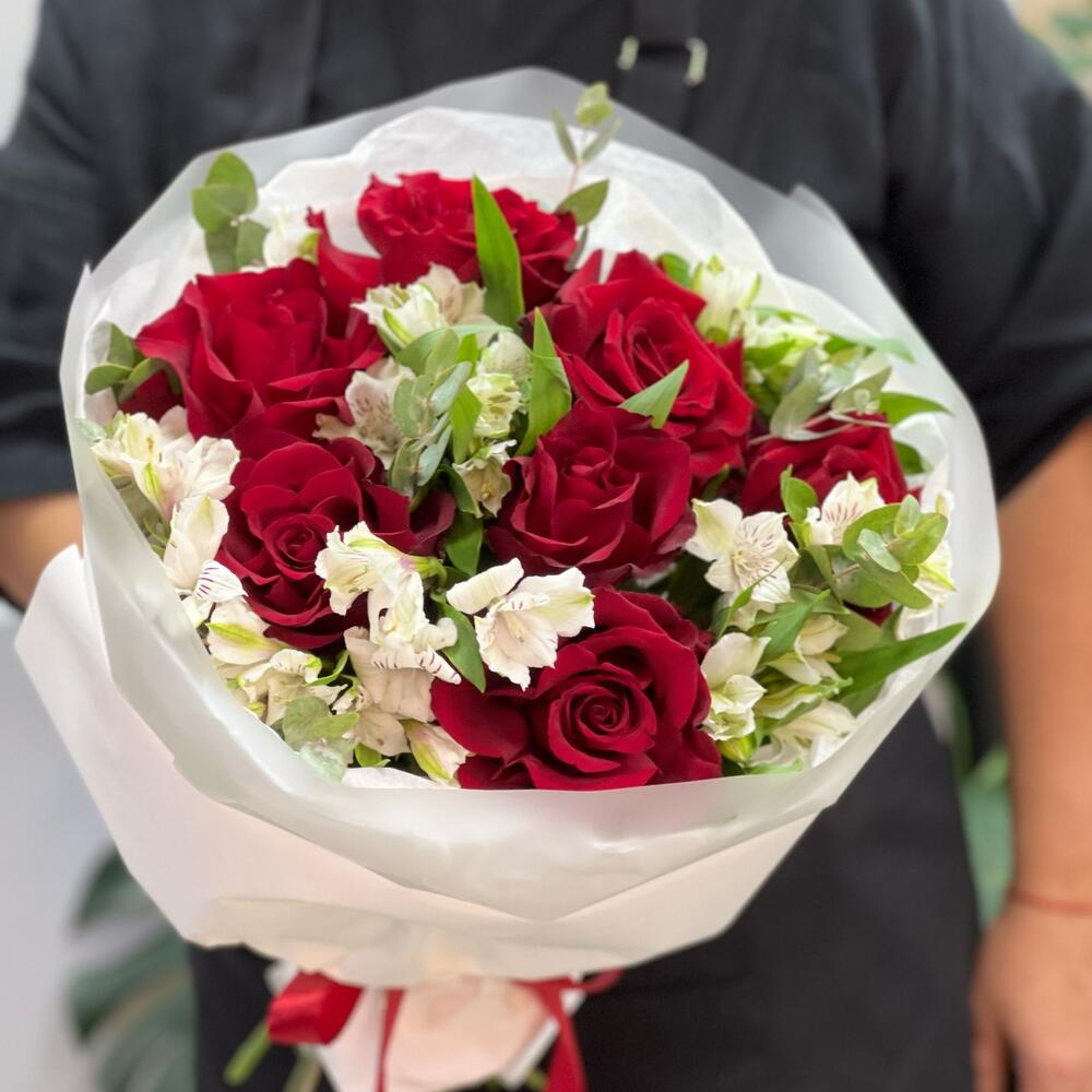 Букет «Любимой» – 7 эквадорских роз и белых альстромерий Рязань Рязанская область