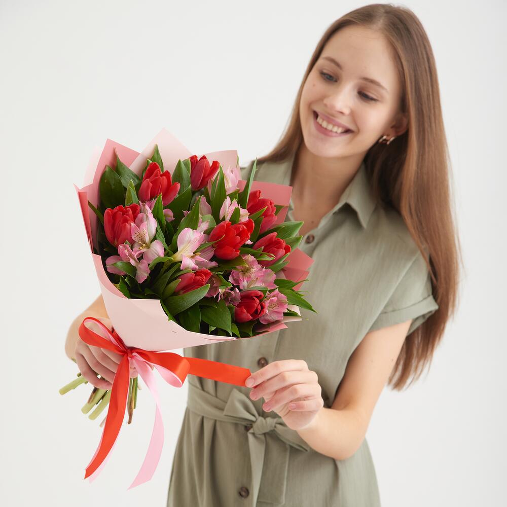Букет «Первый поцелуй» красных тюльпанов и розовых альстромерий Рязань Рязанская область