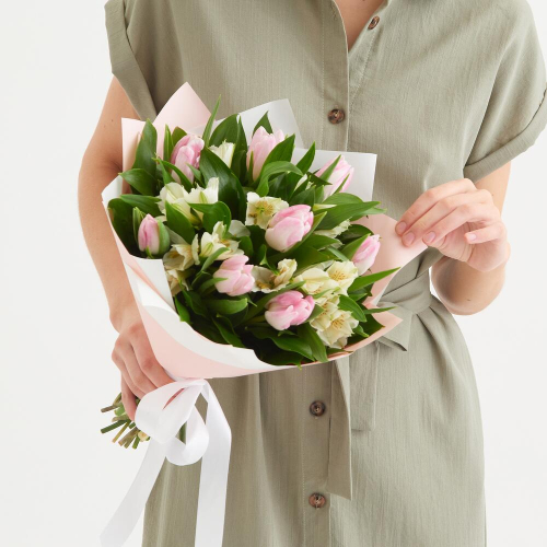 Букет «Первое свидание» розовых тюльпанов и белых альстромерий Рязань Рязанская область