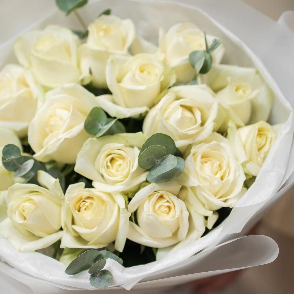 Букет из 15 белых роз с эвкалиптом – чистота и изысканность Рязань Рязанская область
