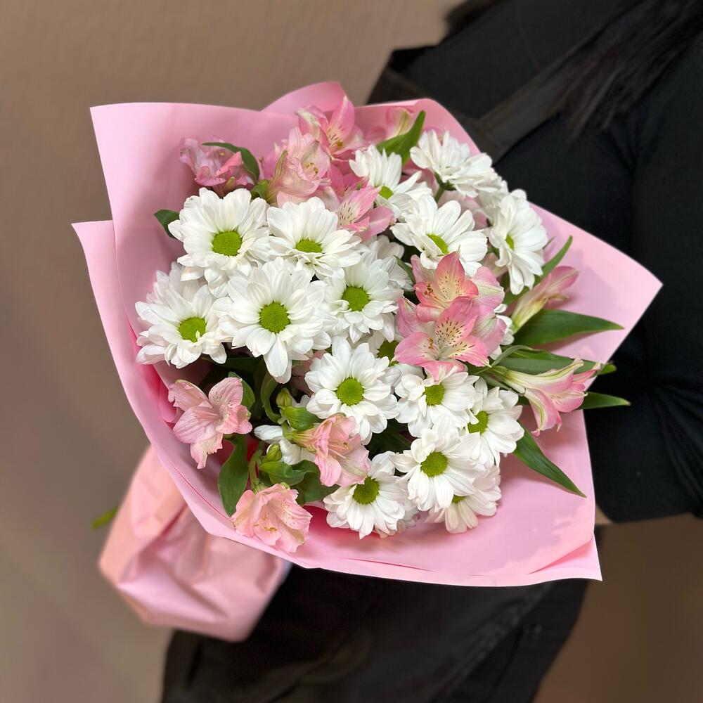 Букет «Поцелуй бабочки» нежность белых хризантем и розовых альстромерий Рязань Рязанская область
