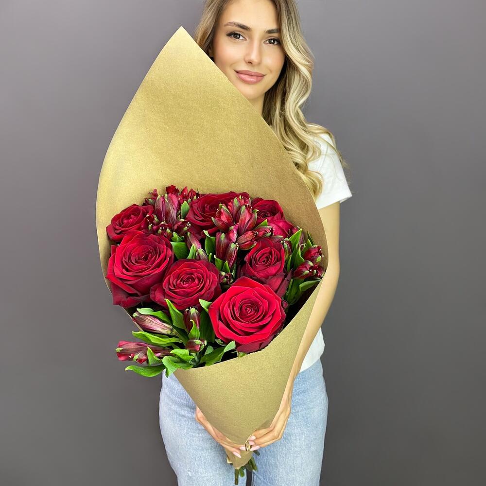 Букет «Страсть» – гармония красных роз и нежных альстромерий Рязань Рязанская область