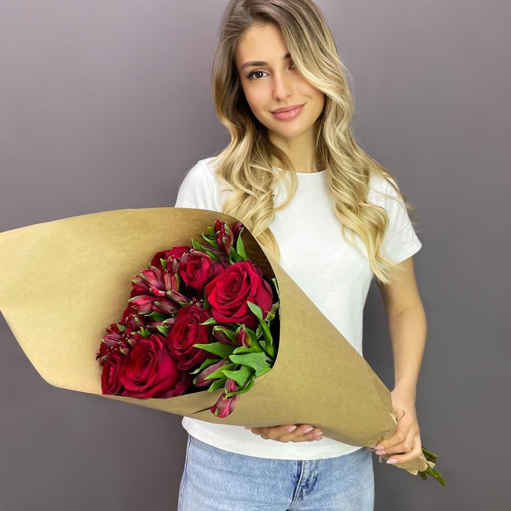 Букет «Страсть» – гармония красных роз и нежных альстромерий Рязань Рязанская область