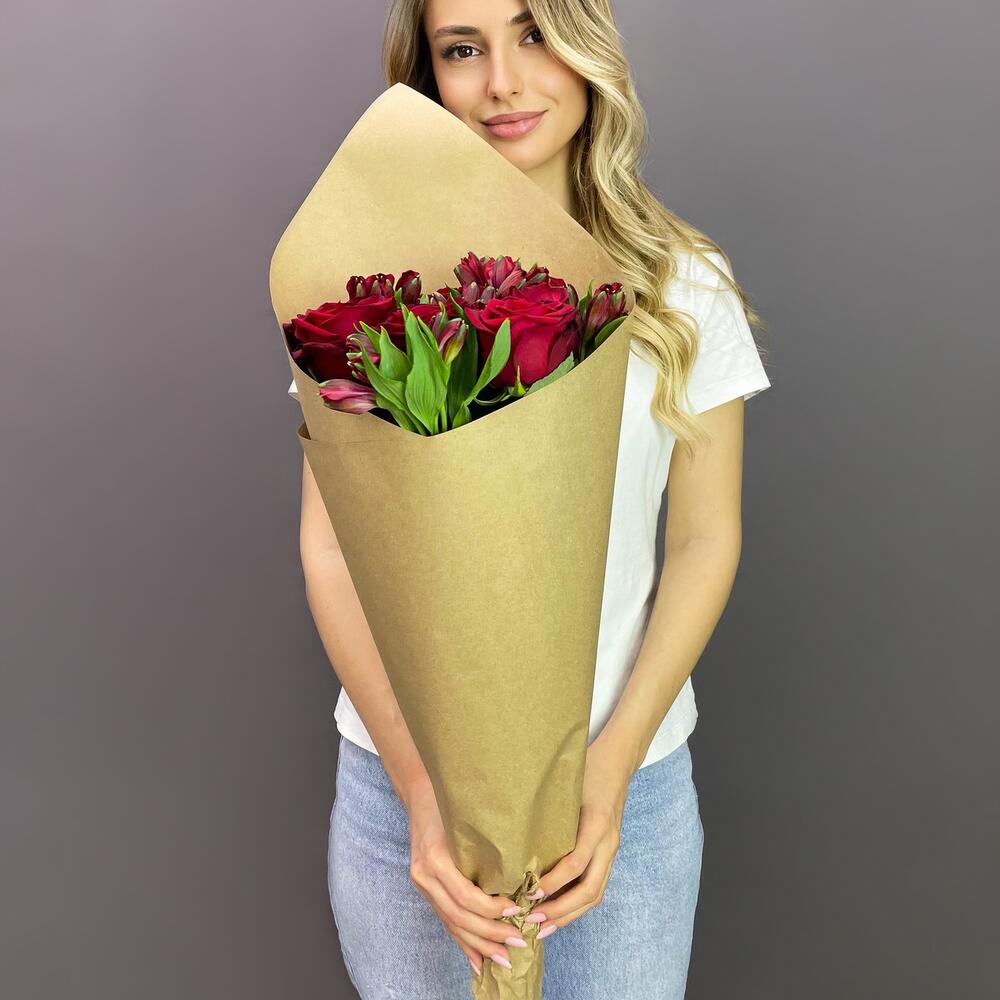 Букет «Страсть» – гармония красных роз и нежных альстромерий Рязань Рязанская область