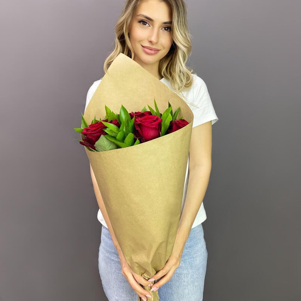 Букет из красных роз с рускусом в крафтовой упаковке – классика с изюминкой Рязань Рязанская область