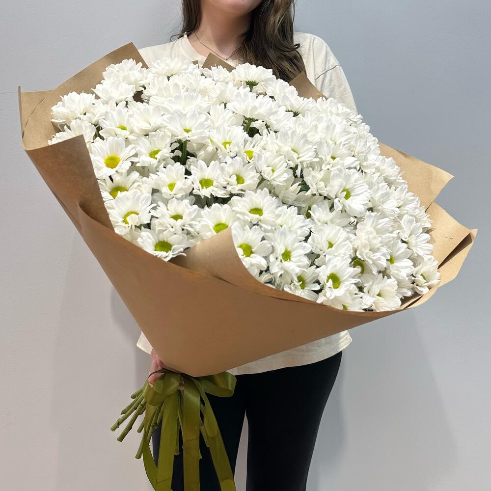 Букет «21 ромашка» – нежные белые кустовые хризантемы в натуральном стиле Рязань Рязанская область