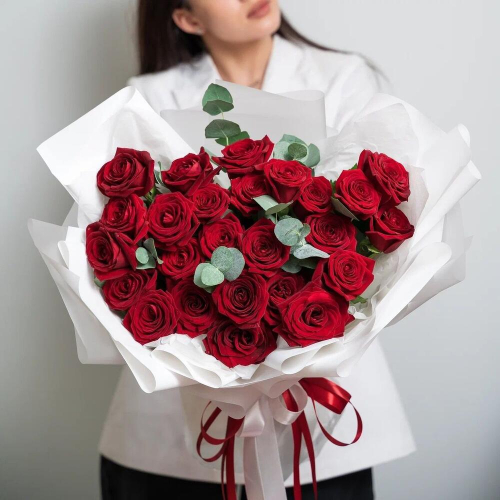 Роскошный букет из 25 красных роз с эвкалиптом – королевский подарок  Рязань Рязанская область