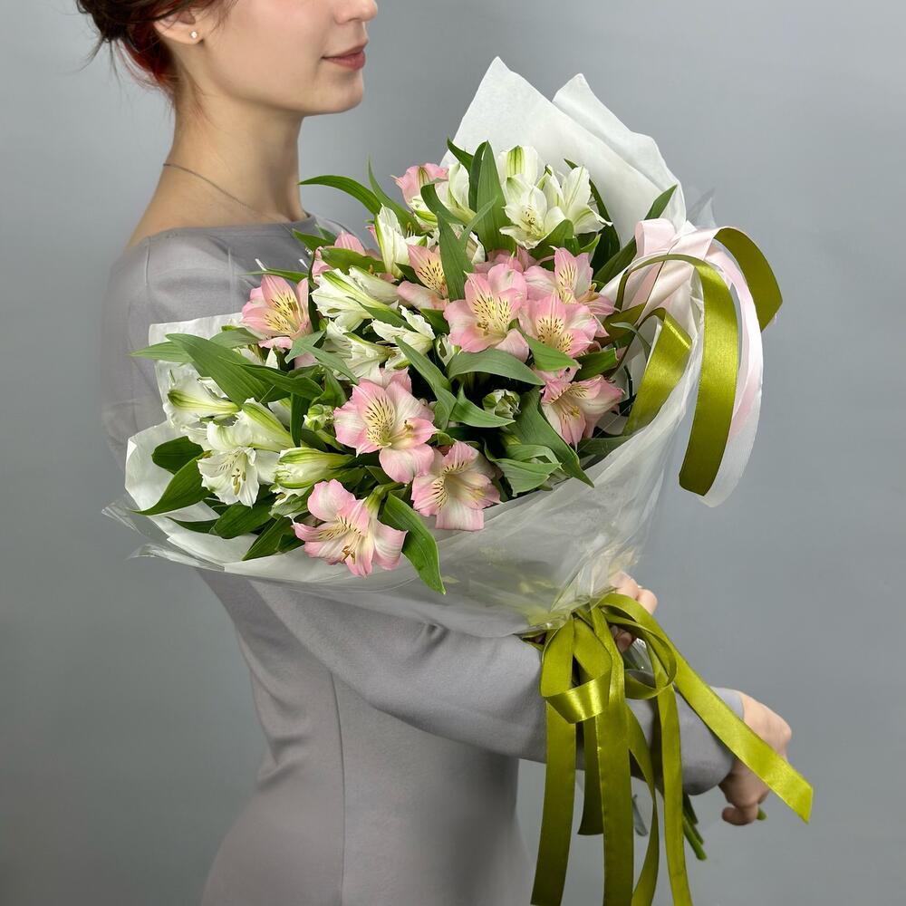 Букет «Нежность» – трогательное сочетание белых и розовых альстромерий Рязань Рязанская область