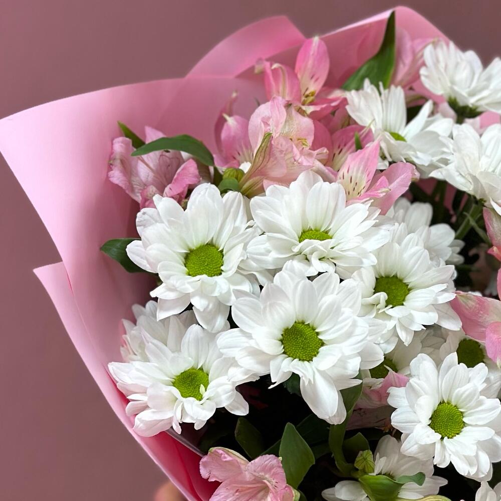 Букет «Поцелуй бабочки» нежность белых хризантем и розовых альстромерий Рязань Рязанская область