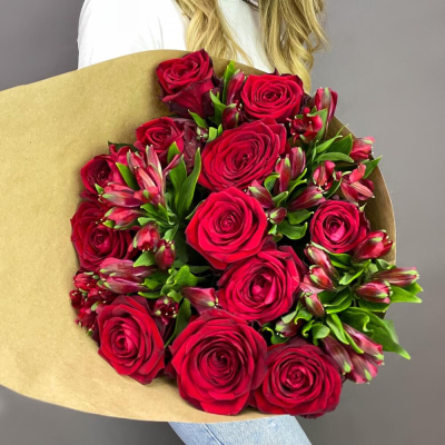 Букет «Стрелиция» – гармония из красных роз и белых альстромерий  Рязань Рязанская область