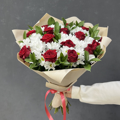 Букет «Романтика» — гармония красных роз и белоснежных хризантем Рязань Рязанская область