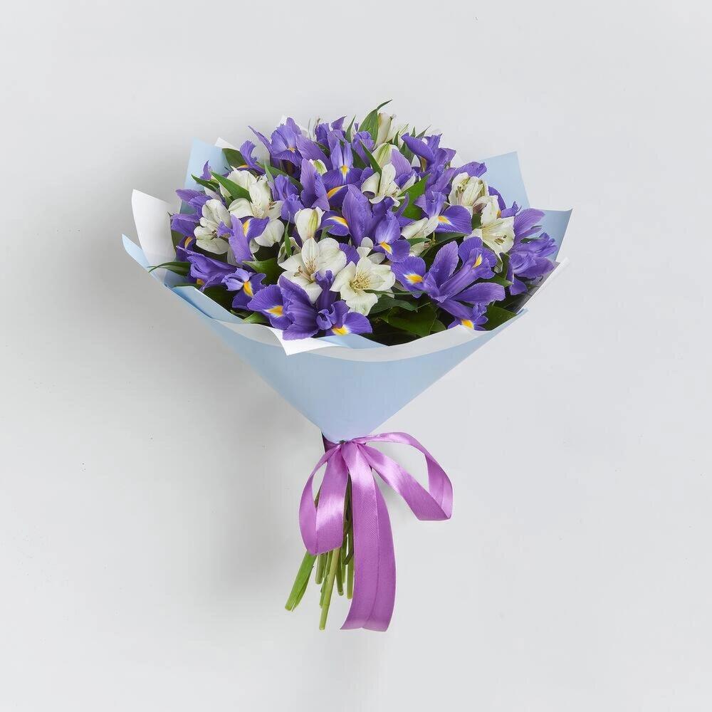 Букет «Вечернее дыхание»  – загадочная гармония синих ирисов и белых альстромерий Рязань Рязанская область