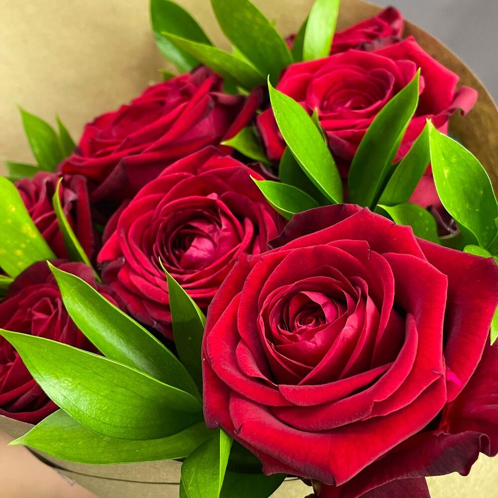 Букет из красных роз с рускусом в крафтовой упаковке – классика с изюминкой Рязань Рязанская область
