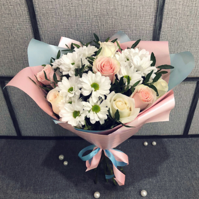 Букет из свежих роз и белых хризантем – гармония нежности и чистоты Рязань Рязанская область
