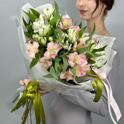 Букет «Нежность» – трогательное сочетание белых и розовых альстромерий Рязань Рязанская область