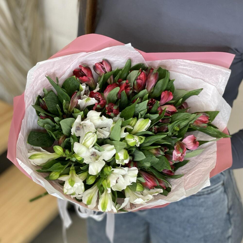 Букет «Люблю»– страсть и чистота в красно-белых альстромериях Рязань Рязанская область