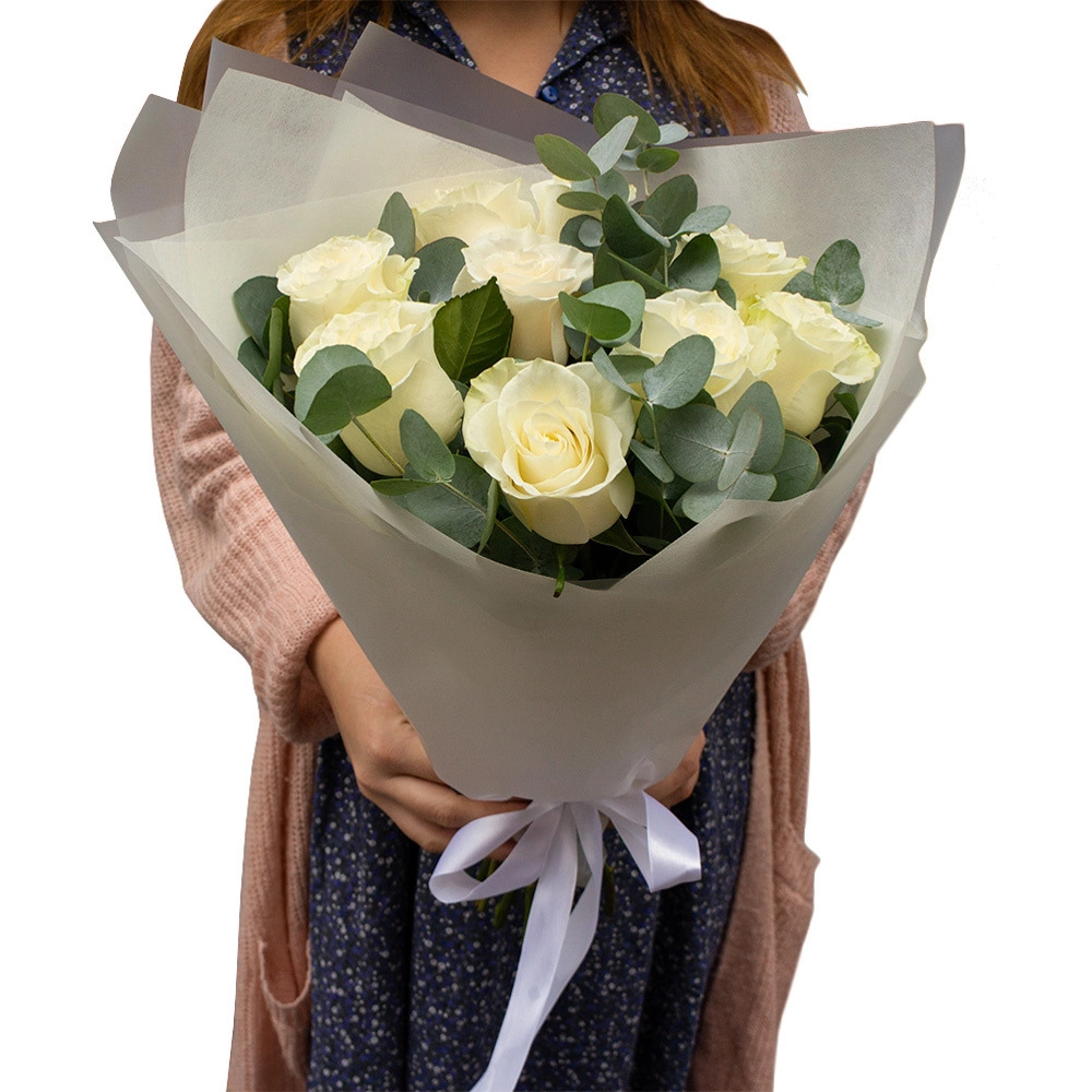 Элегантный букет из 9 белых роз с эвкалиптом – воплощение совершенства Рязань Рязанская область