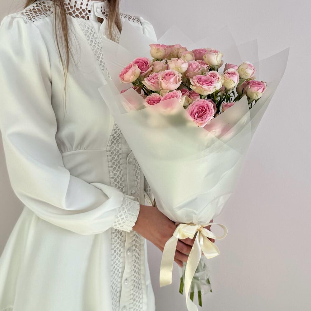 Букет «Нежный аромат» – пышные розовые кустовые розы в элегантной упаковке Рязань Рязанская область