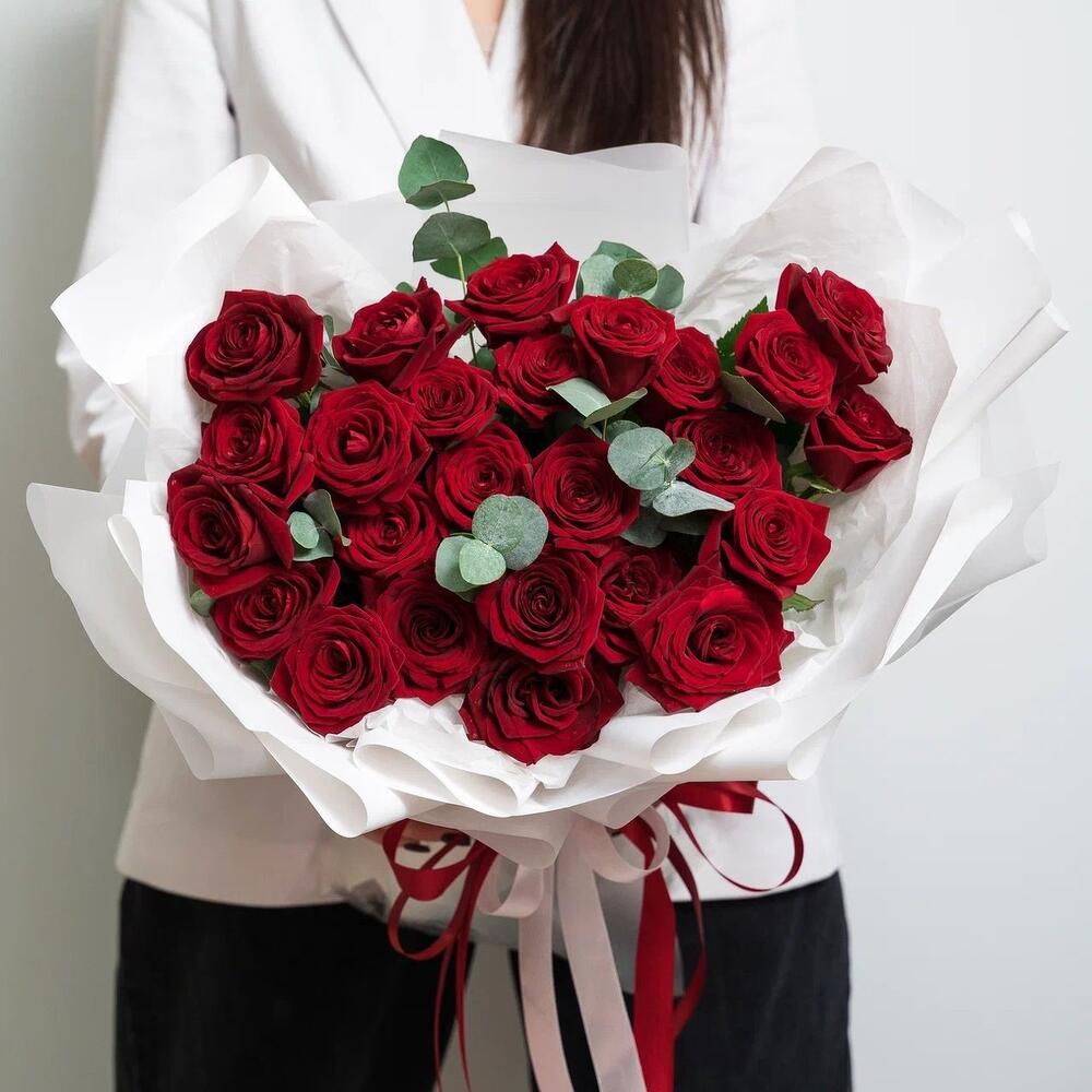 Роскошный букет из 25 красных роз с эвкалиптом – королевский подарок  Рязань Рязанская область